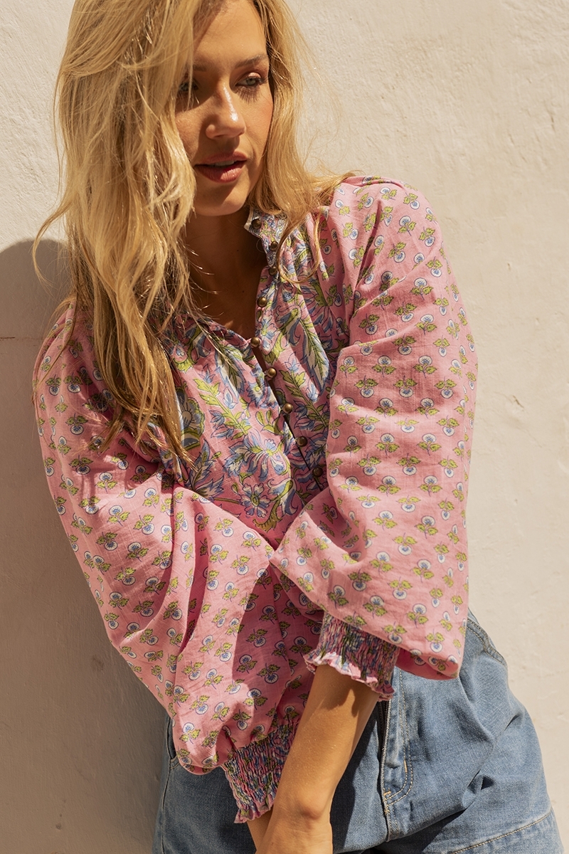 Blusa Raquel - cuello alto - diseño floral - dos colores hechizantes - azul y rosa - manga larga - Miss June Paris - 4
