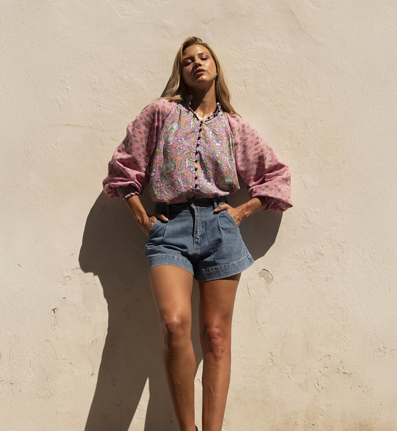 Blouse Raquel - col montant - design floral - deux coloris envoûtants - bleu et rose - manches longues - Miss June Paris - 3