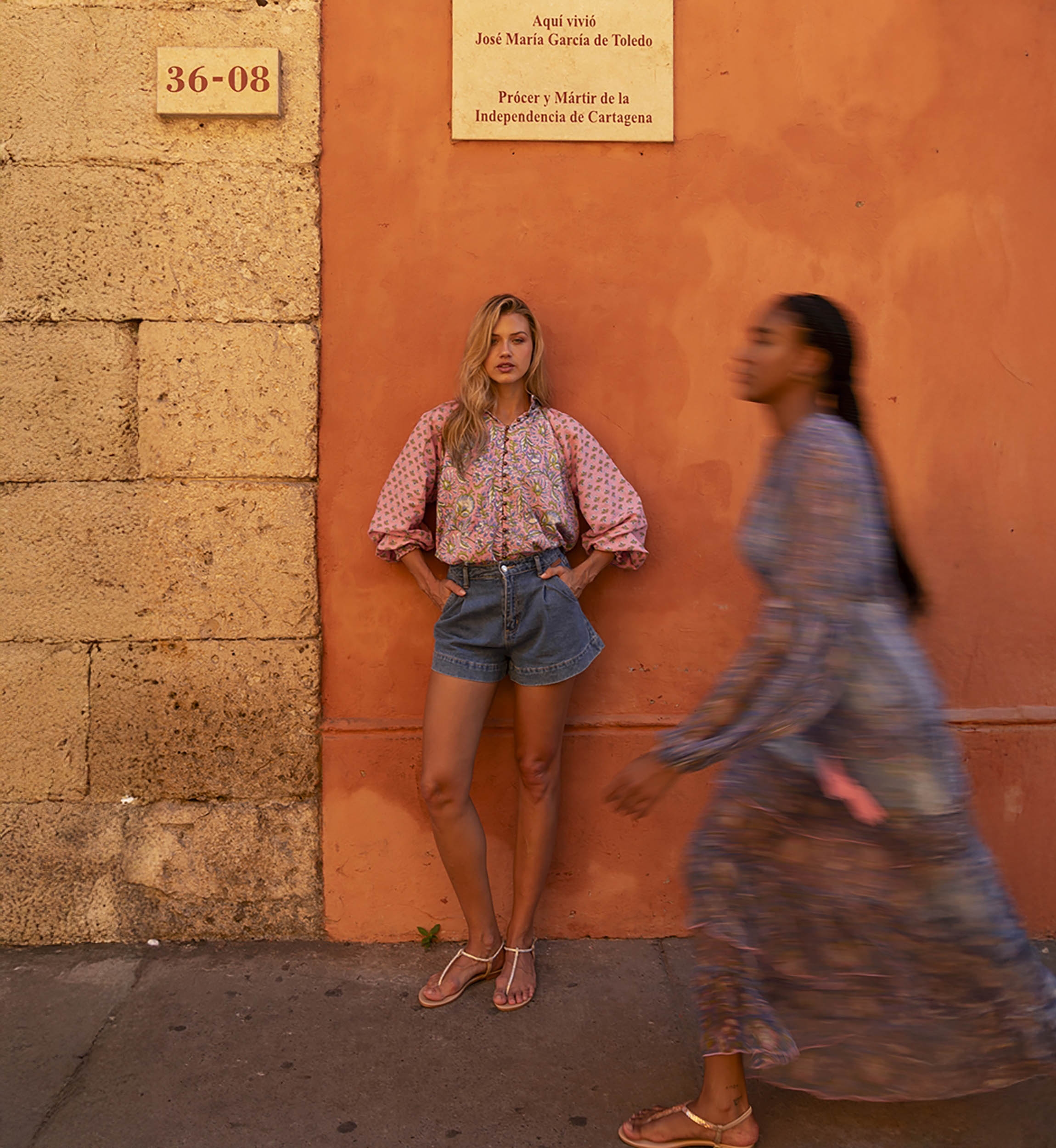 Blouse Raquel - col montant - design floral - deux coloris envoûtants - bleu et rose - manches longues - Miss June Paris - 1