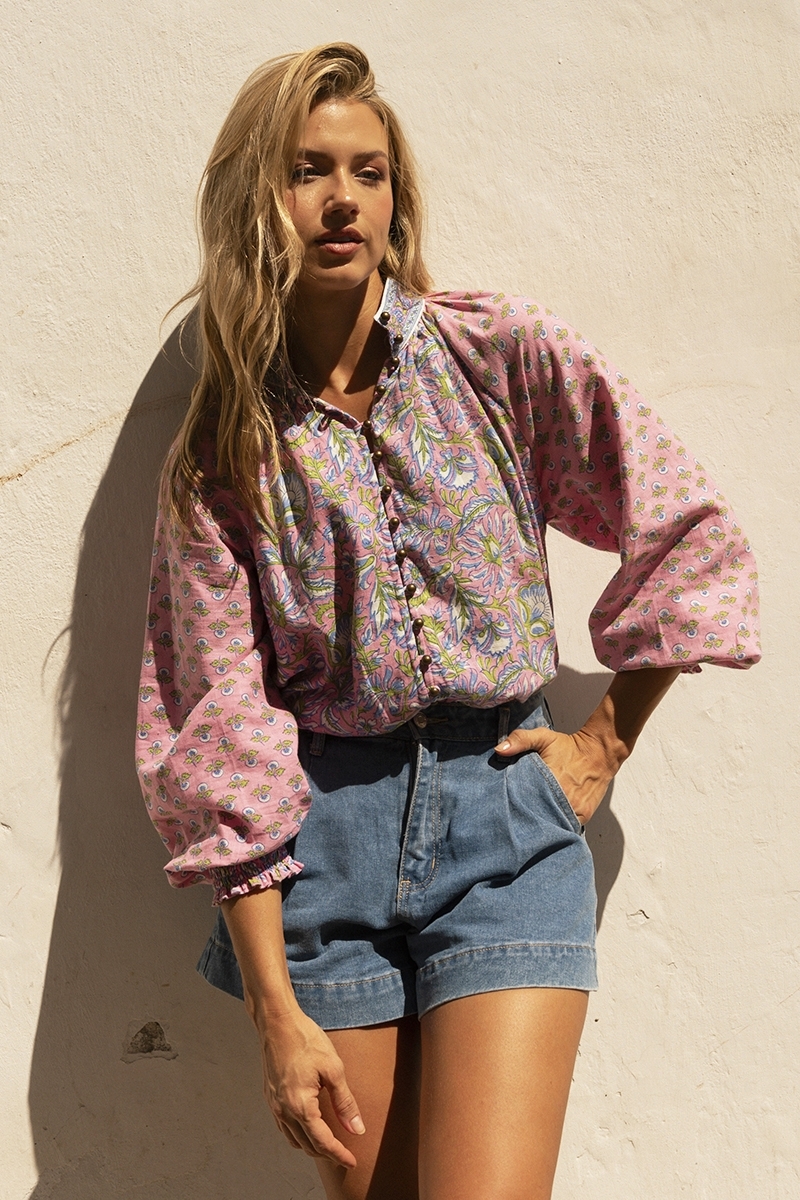 Blusa Raquel - cuello alto - diseño floral - dos colores hechizantes - azul y rosa - manga larga - Miss June Paris - 2