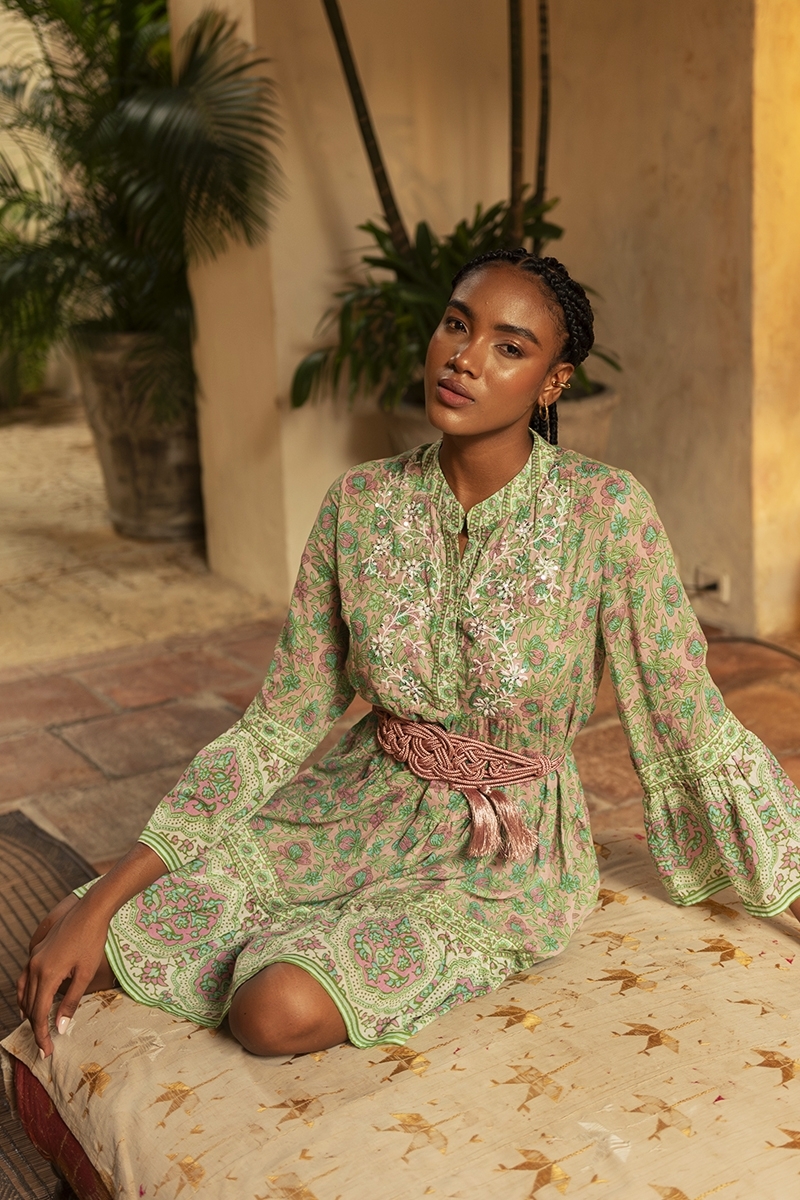 Robe courte Helena - couleur rose et vert - imprimé floral délicat - détails brodés - Miss June Paris - 2