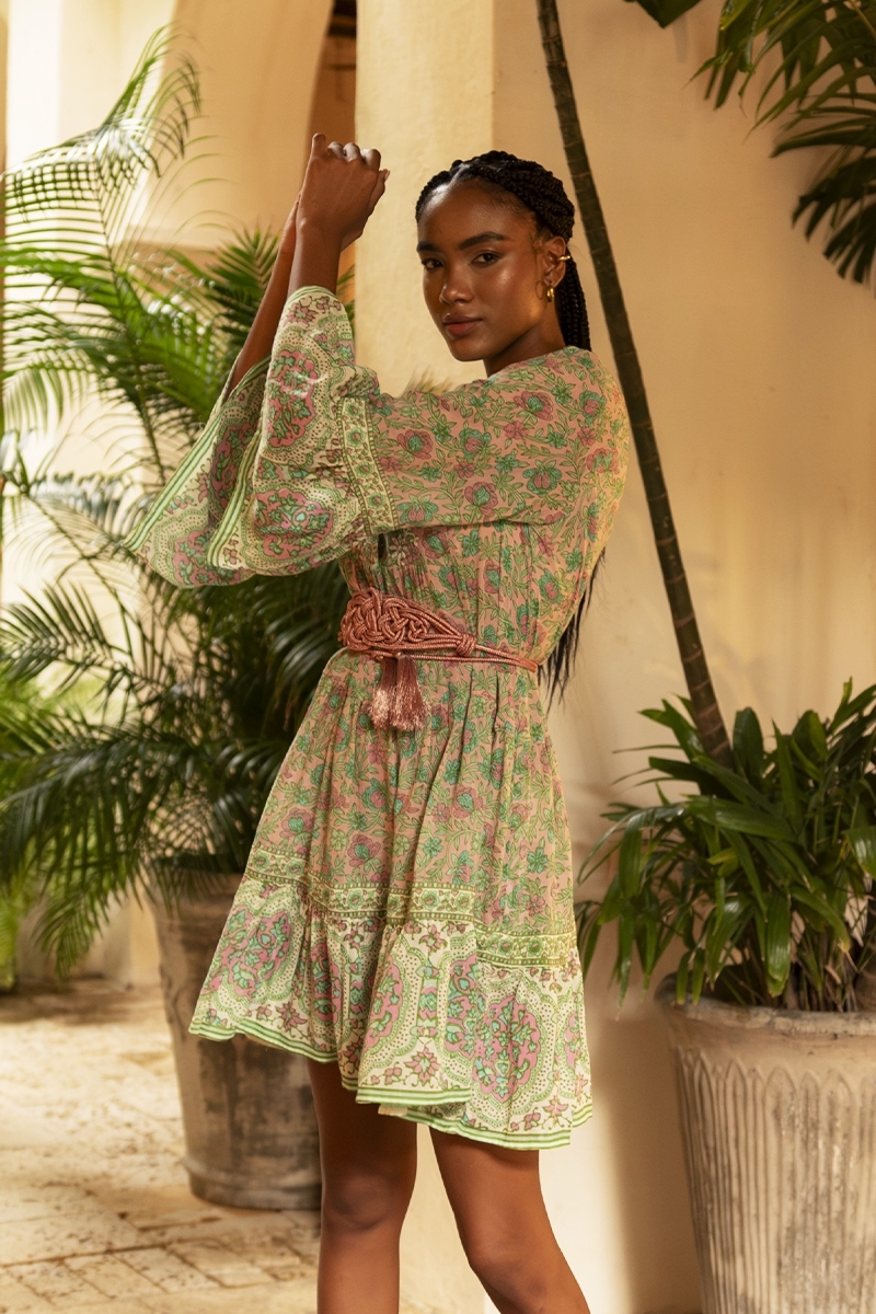 Robe courte Helena - couleur rose et vert - imprimé floral délicat - détails brodés - Miss June Paris - 3