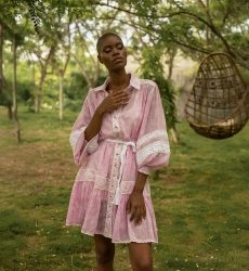 Vestido curto Laura - rosa - estilo boêmio-chique - mangas longas - cinto branco - Miss June Paris - 1