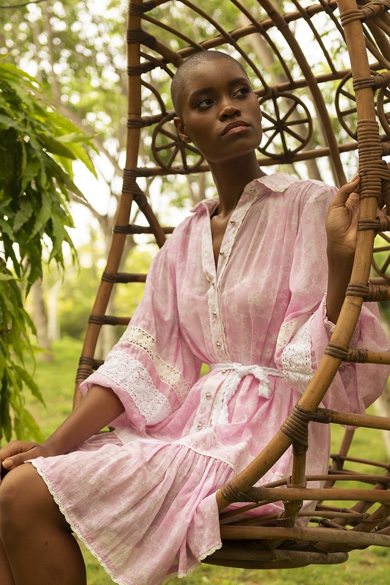 Robe courte Laura - couleur rose - style bohème-chic - manches longues - ceinture blanche - Miss June Paris - 2