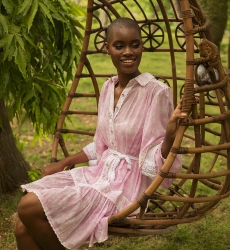 Vestido curto Laura - rosa - estilo boêmio-chique - mangas longas - cinto branco - Miss June Paris - 3