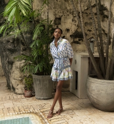 Abito corto Laya - bianco - stampe blu, gialle e rosa - maniche a 3/4 - Miss June Paris - 2