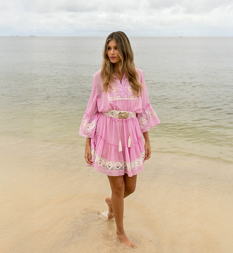 Abito corto Cecilia - rosa con ricami bianchi - pizzo delicato - texture raffinata - Miss June Paris - 2