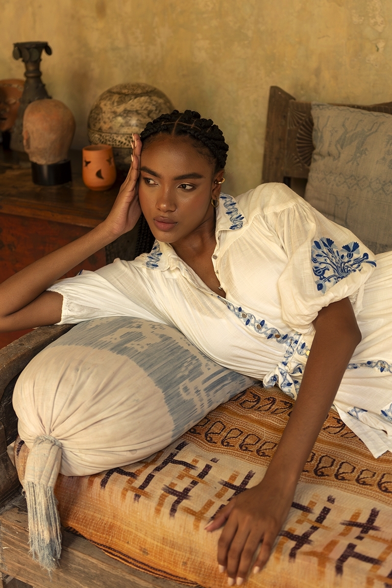 Kurzes Kleid Alessia - weiß - mit blauen Stickereien verziert - bestickter Gürtel - silberne Knöpfe - Miss June Paris - 3