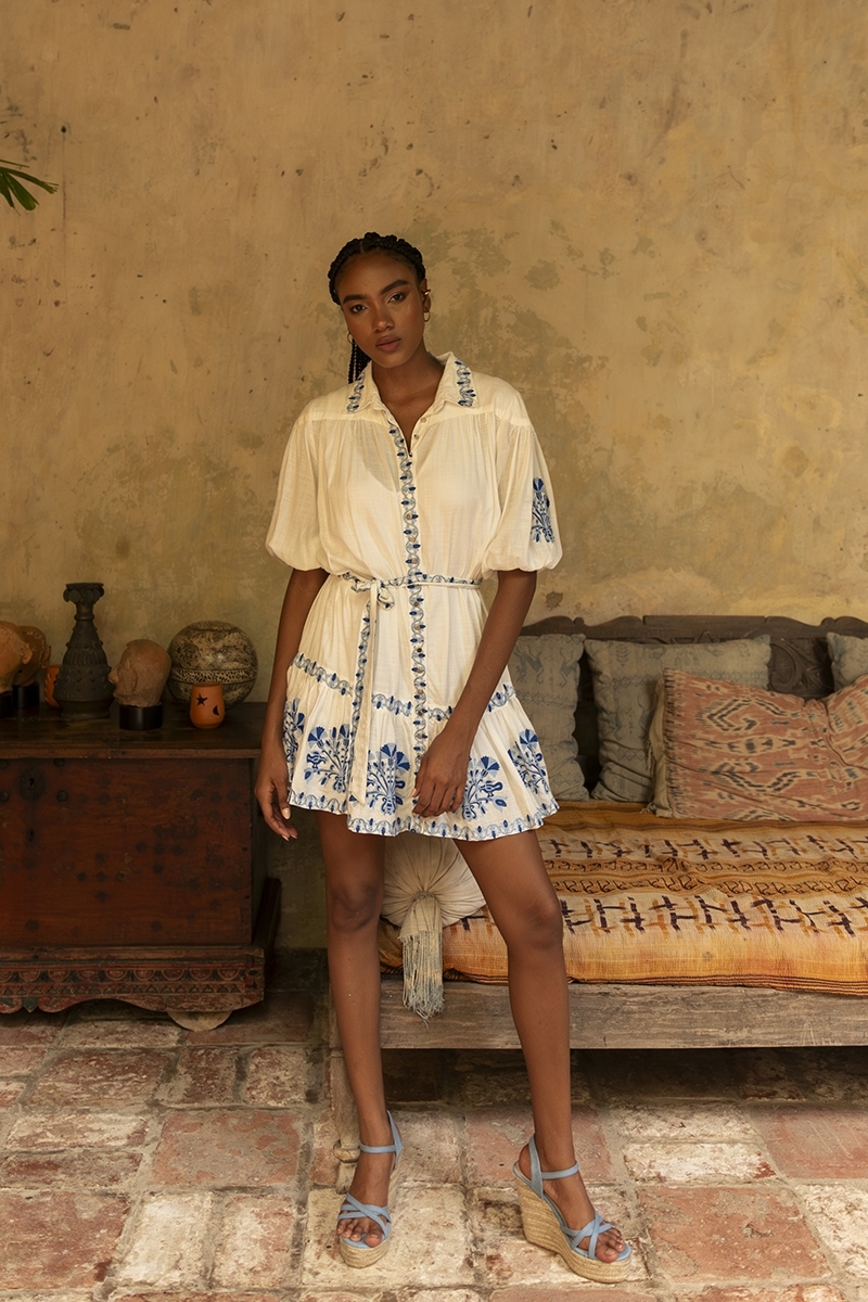 Kurzes Kleid Alessia - weiß - mit blauen Stickereien verziert - bestickter Gürtel - silberne Knöpfe - Miss June Paris - 2