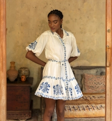 Vestido corto Alessia - blanco - adornado con bordado azul - cinturón bordado - botones plateados - Miss June Paris - 1