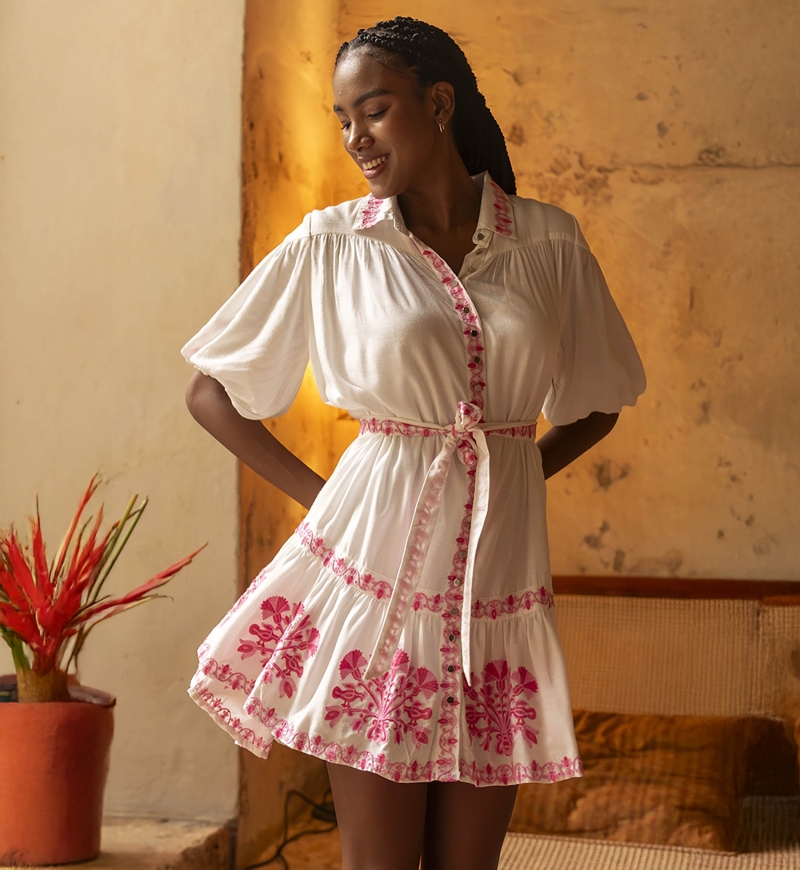 Robe courte Alessia - blanche - ornée de broderies rose - ceinture brodée - boutons argentés - Miss June Paris - 1