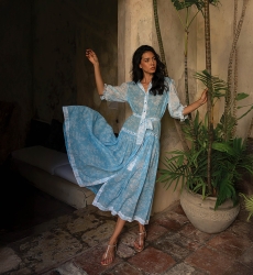 Robe longue Natalia - bleue à imprimé floral - manches 3/4 - ceinture assortie - Miss June Paris - 1