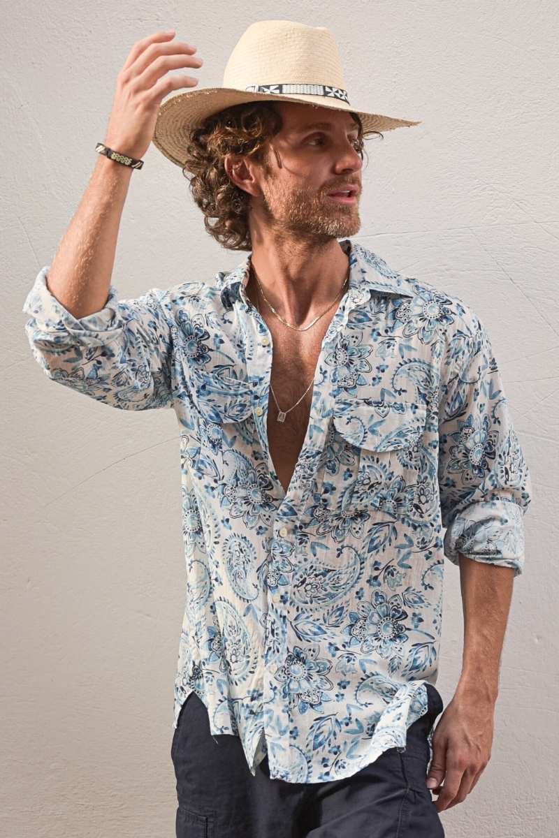 Camisa Filandia – blanca – estampado paisley / azul – mangas largas – bolsillos frontales – colección Shay – Miss June Paris – 1