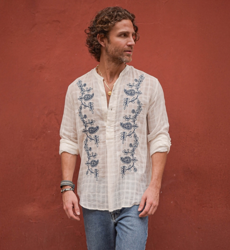 Camisa Cocora – blanca – bordados azules – mangas largas – tejido fluido – colección Shay – Miss June Paris – 2