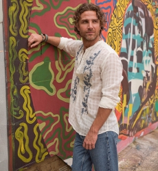 Camisa Cocora – blanca – bordados azules – mangas largas – tejido fluido – colección Shay – Miss June Paris – 1