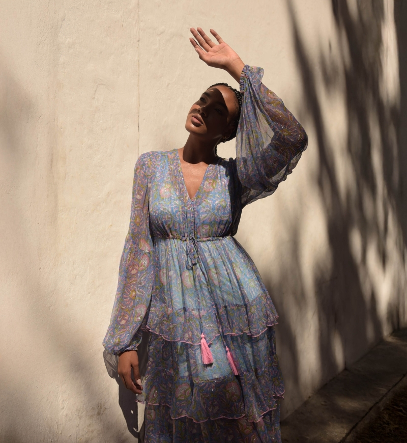 Langes Kleid Emilia: blau - zarte Rüschen - fließender Schnitt - silbernes Lurex - subtile Muster - Miss June Paris - 3