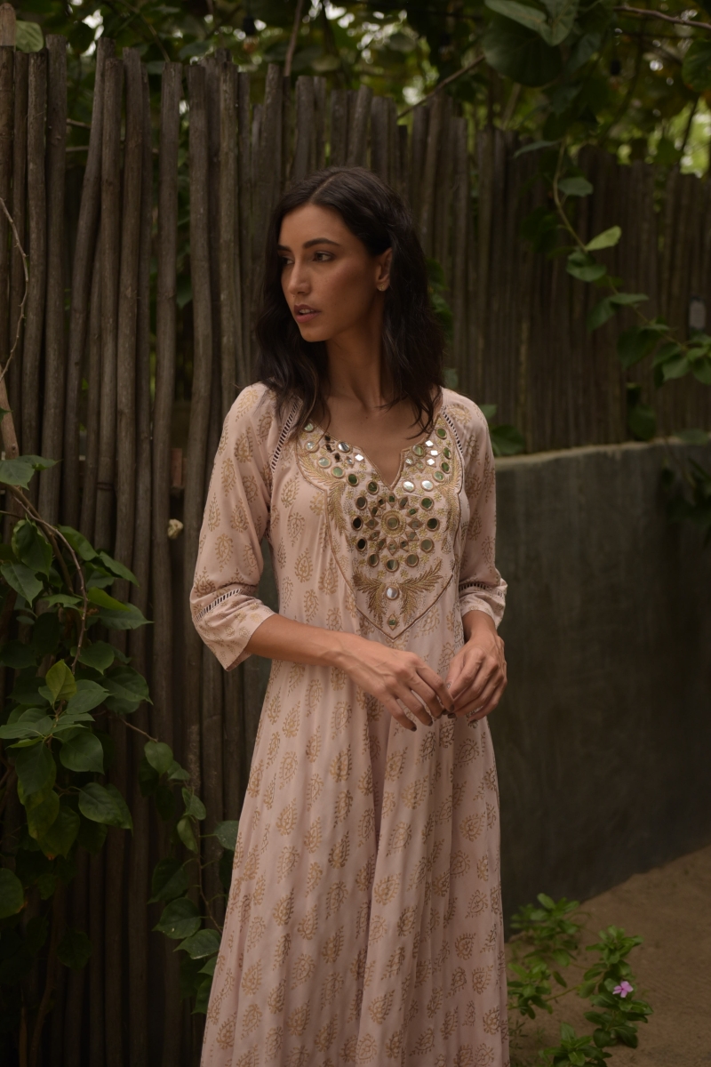 Vestido Largo Andrea: rosa - pecho decorado - detalles dorados - mangas tres cuartos - Miss June Paris - 4