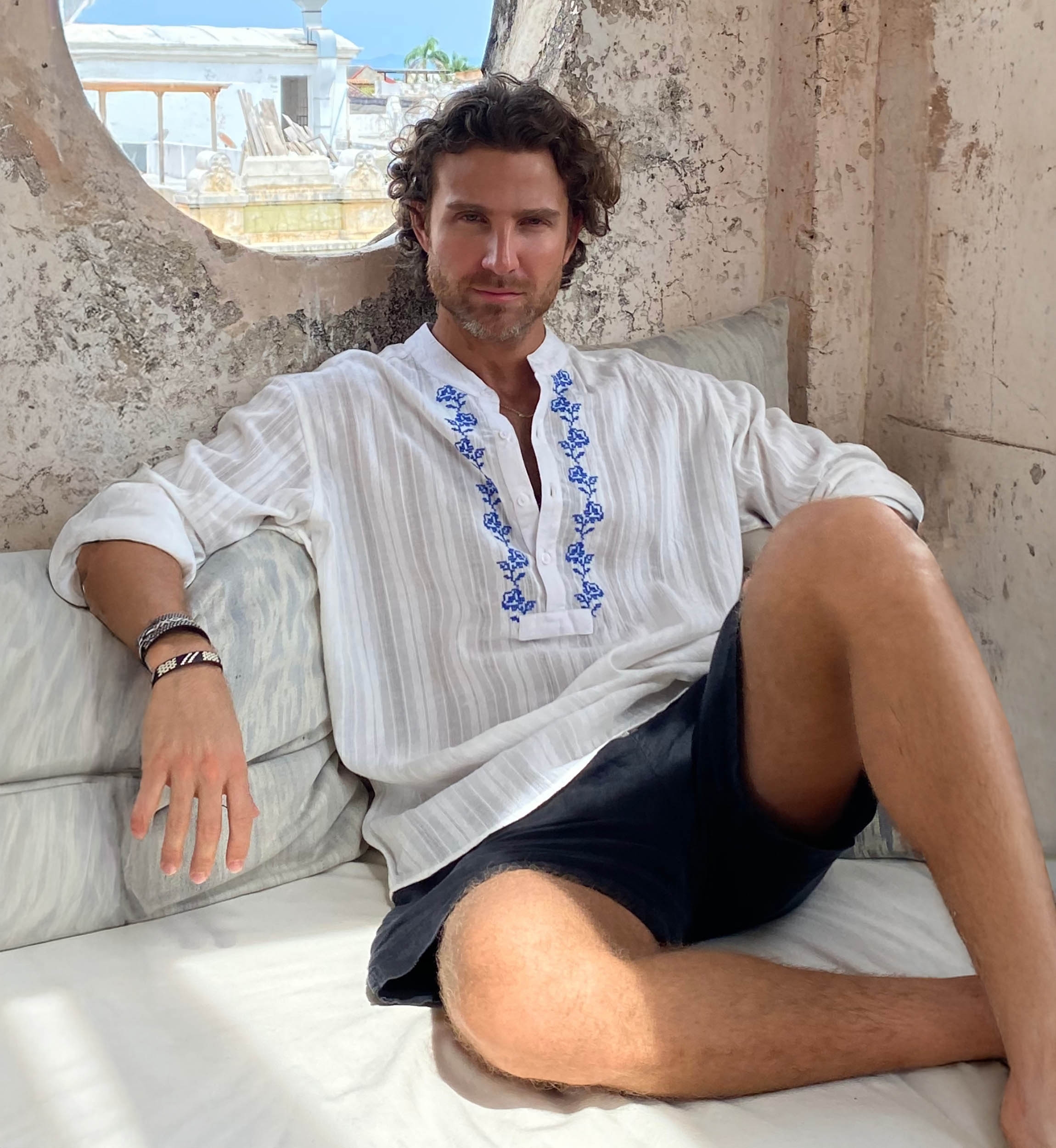 Hemd Jerico – weiße Version mit blauen Stickereien – lange Ärmel – Kollektion Shay – Miss June Paris – 1