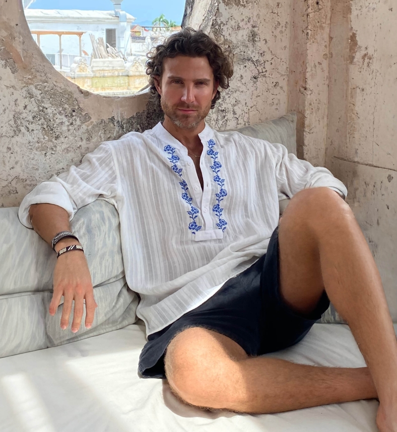 Hemd Jerico – weiße Version mit blauen Stickereien – lange Ärmel – Kollektion Shay – Miss June Paris – 1