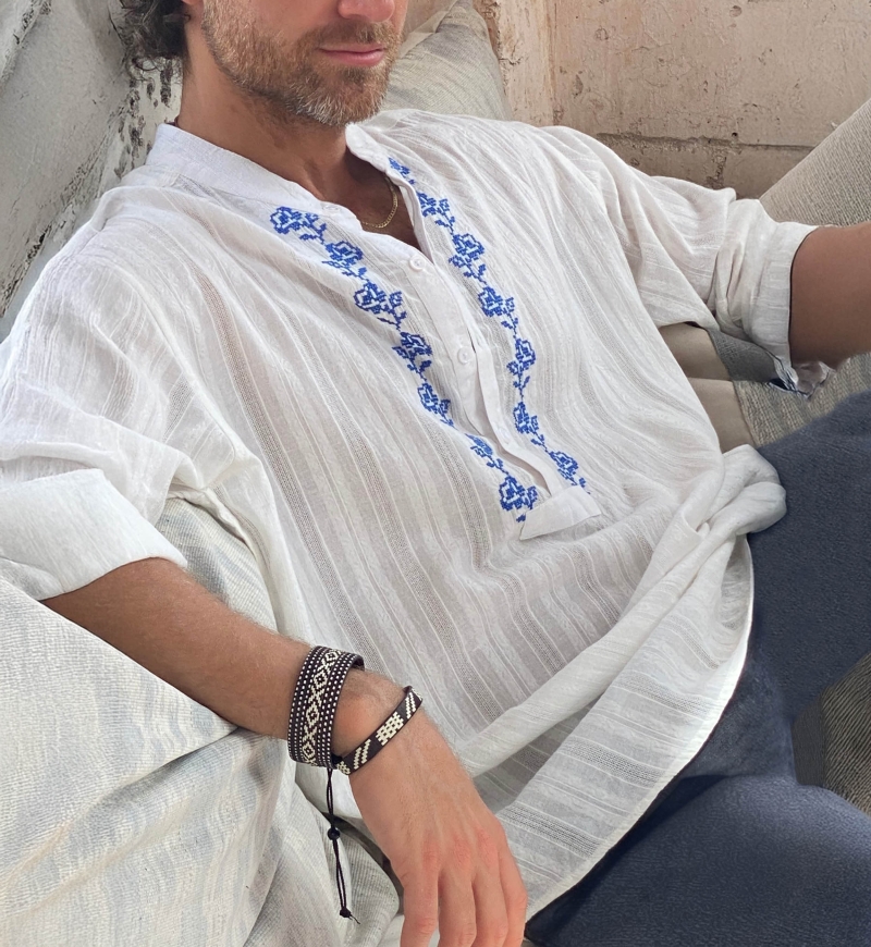 Hemd Jerico – weiße Version mit blauen Stickereien – lange Ärmel – Kollektion Shay – Miss June Paris – 4