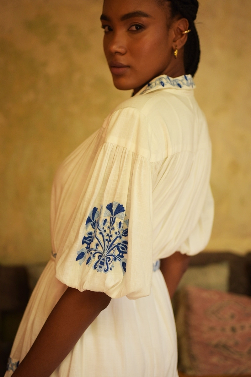 Kurzes Kleid Alessia - weiß - mit blauen Stickereien verziert - bestickter Gürtel - silberne Knöpfe - Miss June Paris - 4