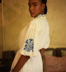 Vestido corto Alessia - blanco - adornado con bordado azul - cinturón bordado - botones plateados - Miss June Paris - 4