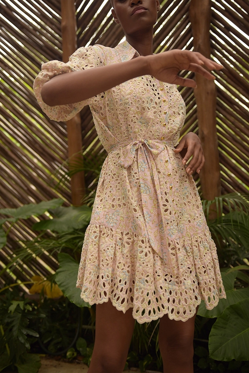 Vestido corto Teodora - bordado rosa - estampado floral - mangas 3/4 abullonadas - cinturón a juego - Miss June Paris - 3