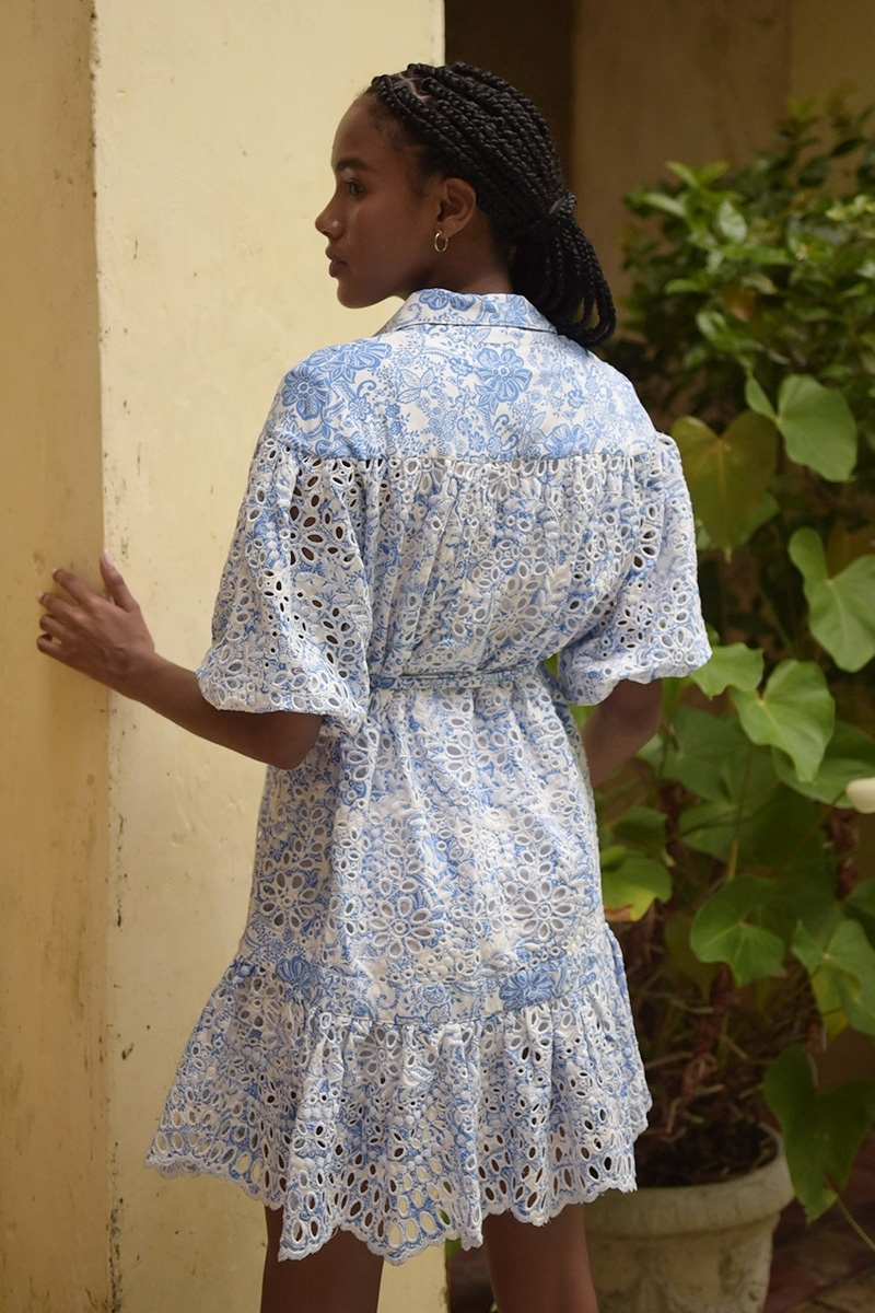 Vestido corto Violeta - blanco- estampado floral azul - cinturón ajustable - Miss June Paris - 4