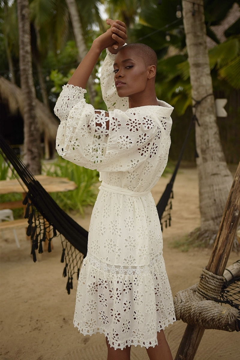 Kurzes Kleid Oriana - weiß - lange Ärmel - gesmokte Manschetten - zarte Stickereien - Miss June Paris - 4