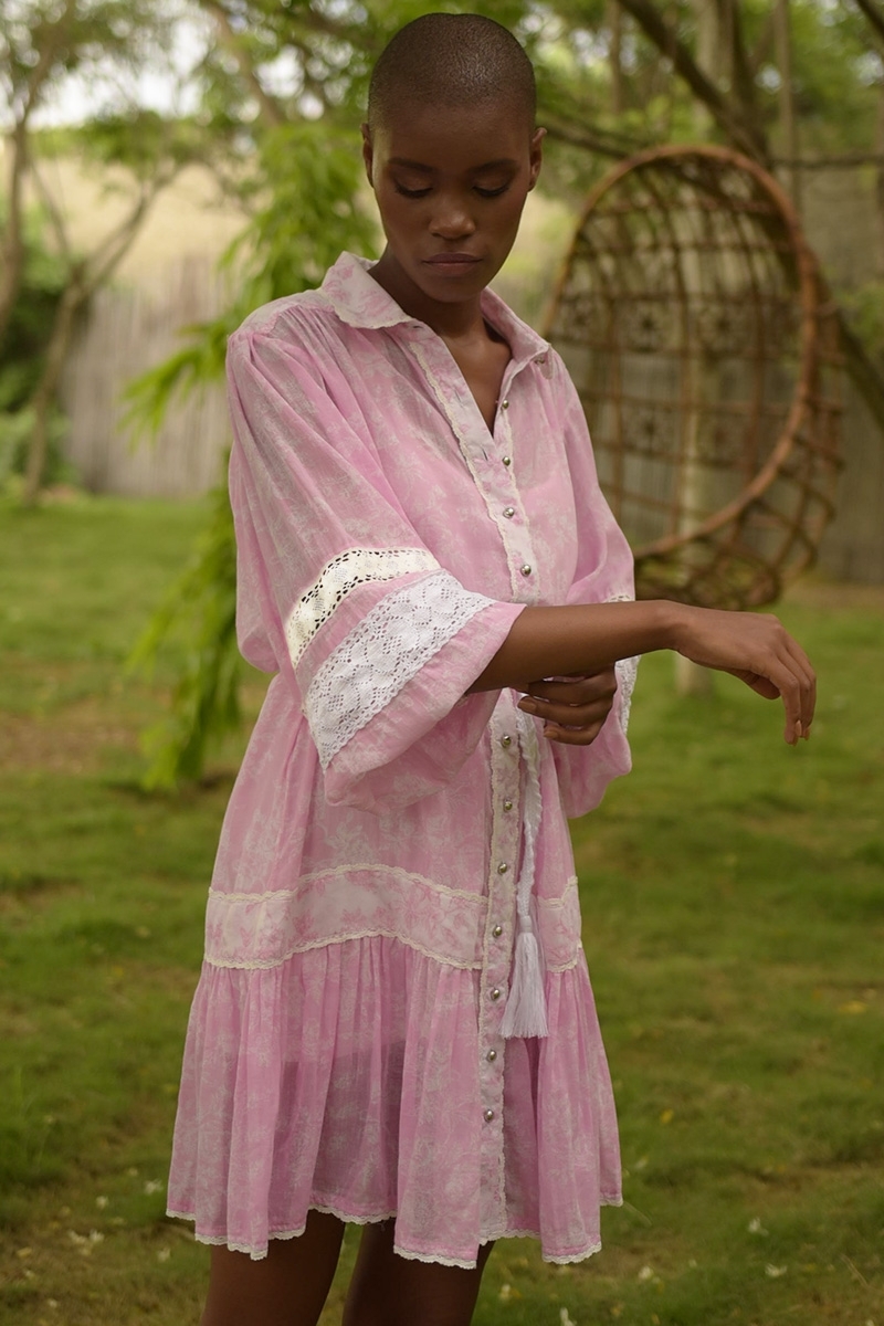 Robe courte Laura - couleur rose - style bohème-chic - manches longues - ceinture blanche - Miss June Paris - 4