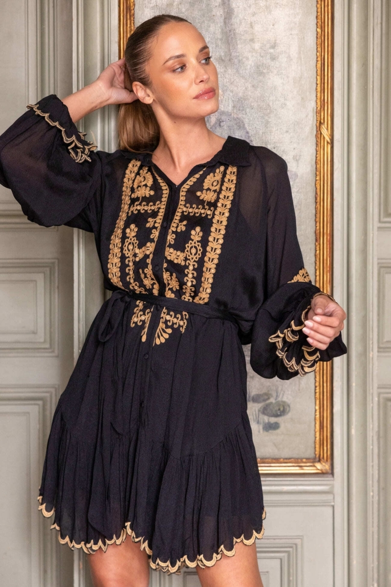 Kurzes Kleid Eleonora - Farbe Schwarz - goldene Stickerei - lange Ärmel - Miss June Paris - 1