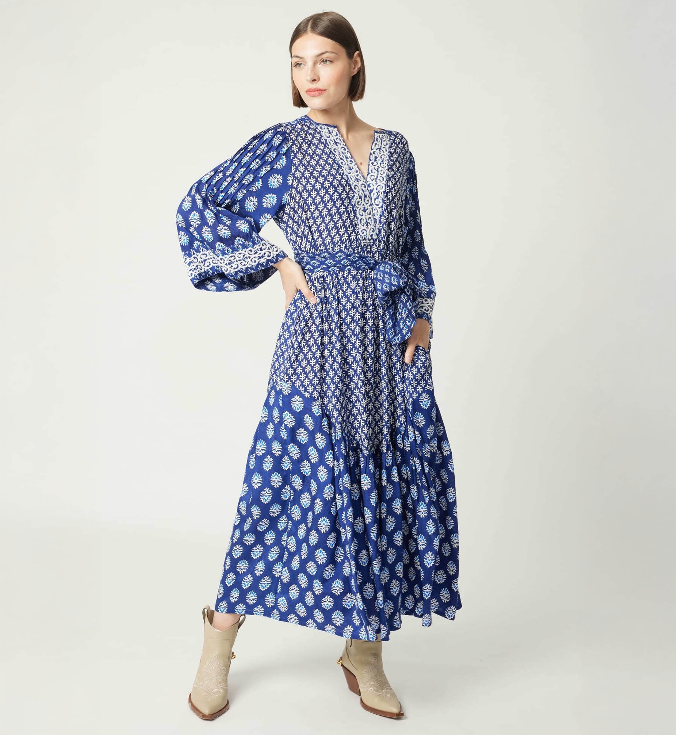 Langes Kleid Elise - Muster aus weißer Stickerei - Miss June Paris - 3