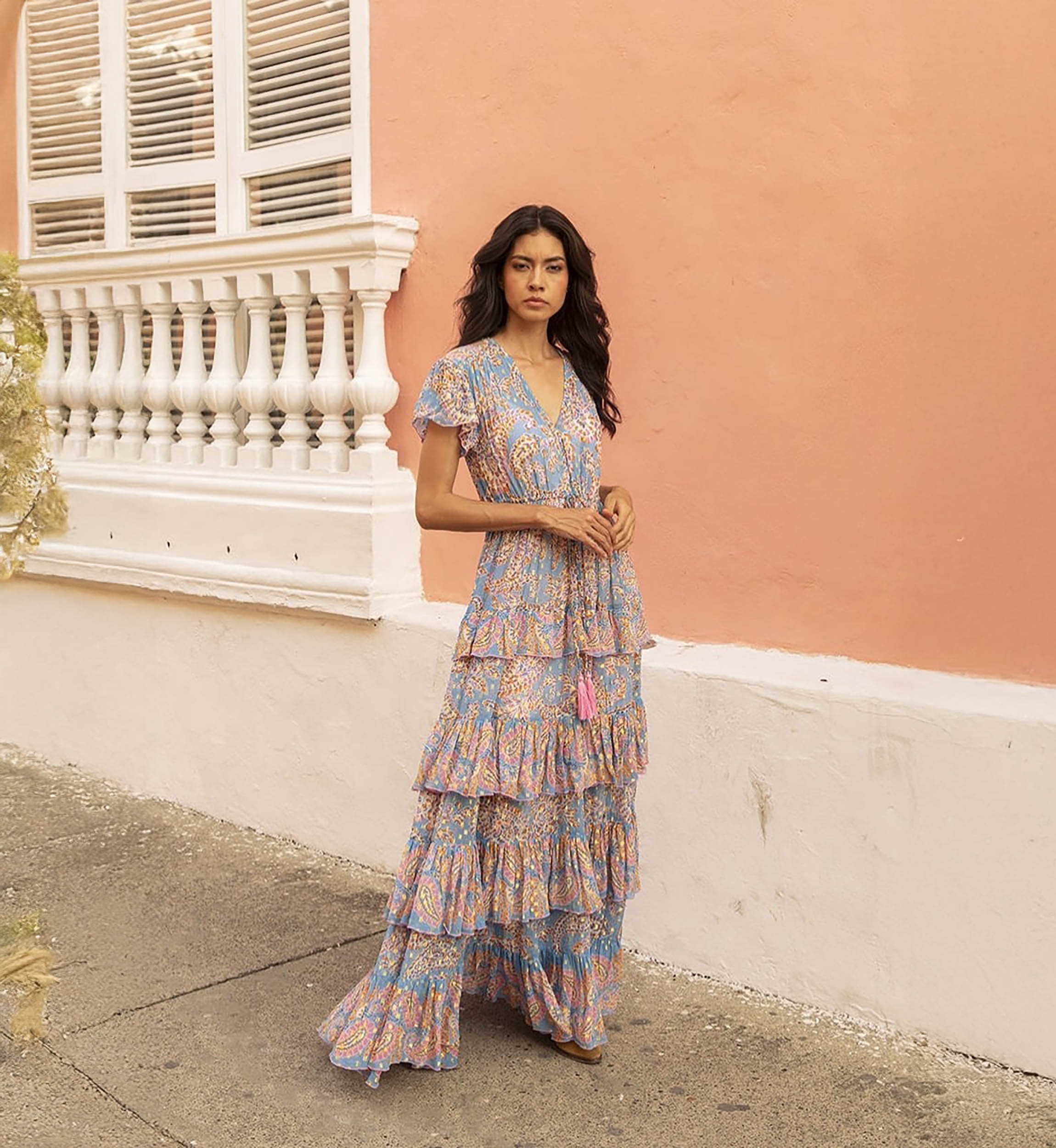 Vestido longo Anakarina - cor azul - motivos em rosa e dourado - drapeado fluido - babados delicados - Miss June Paris - 3