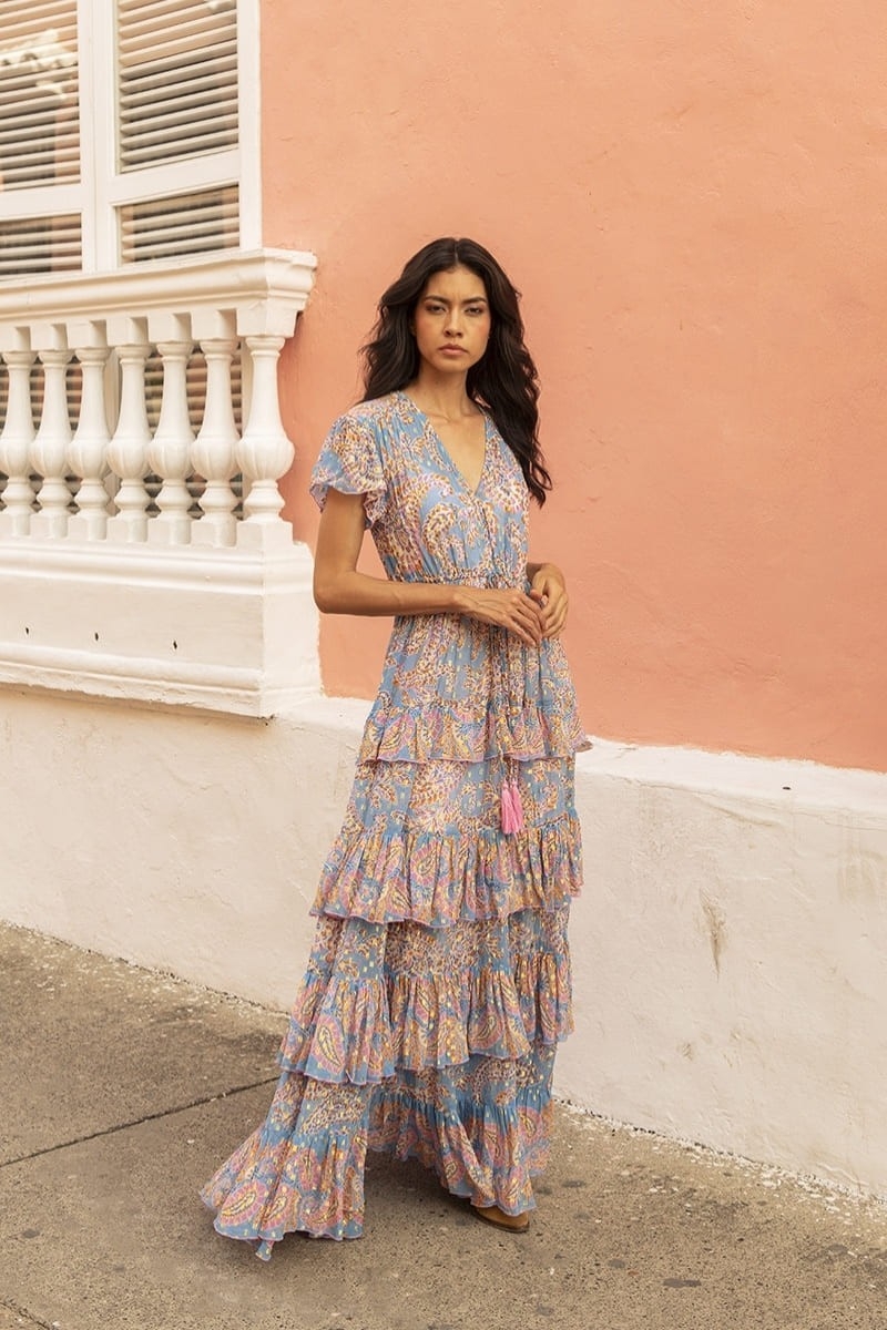 Vestido longo Anakarina - cor azul - motivos em rosa e dourado - drapeado fluido - babados delicados - Miss June Paris - 3