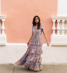 Langes Kleid Anakarina - Farbe blau - rosa und goldene Muster - fließend drapiert - zarte Volants - Miss June Paris - 2