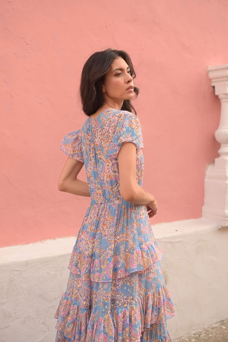 Langes Kleid Anakarina - Farbe blau - rosa und goldene Muster - fließend drapiert - zarte Volants - Miss June Paris - 4