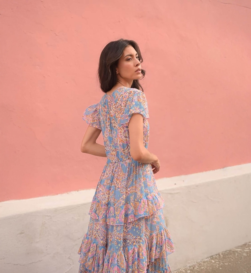 Langes Kleid Anakarina - Farbe blau - rosa und goldene Muster - fließend drapiert - zarte Volants - Miss June Paris - 4