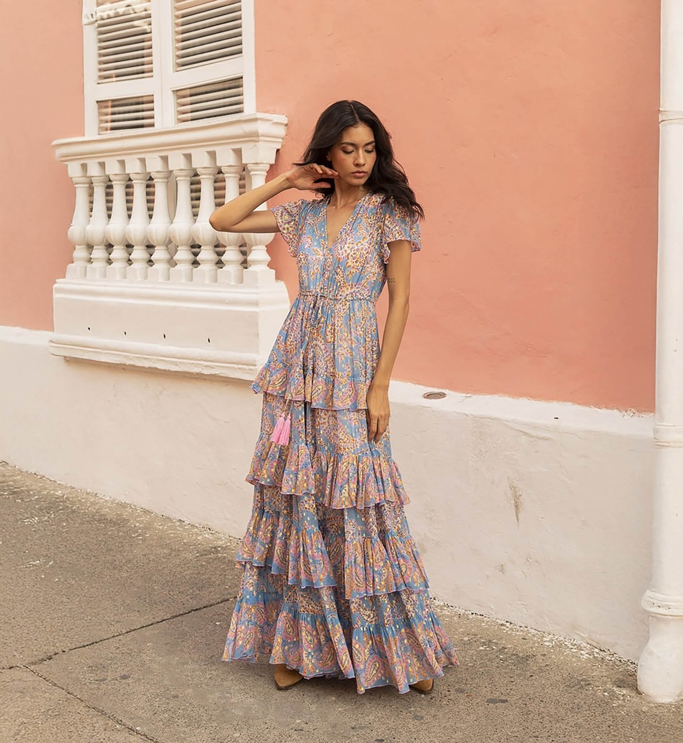 Vestido largo Anakarina - azul - motivos rosas y dorados - caída fluida - volantes delicados - Miss June Paris - 1