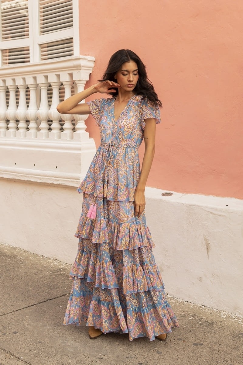 Vestido largo Anakarina - azul - motivos rosas y dorados - caída fluida - volantes delicados - Miss June Paris - 1