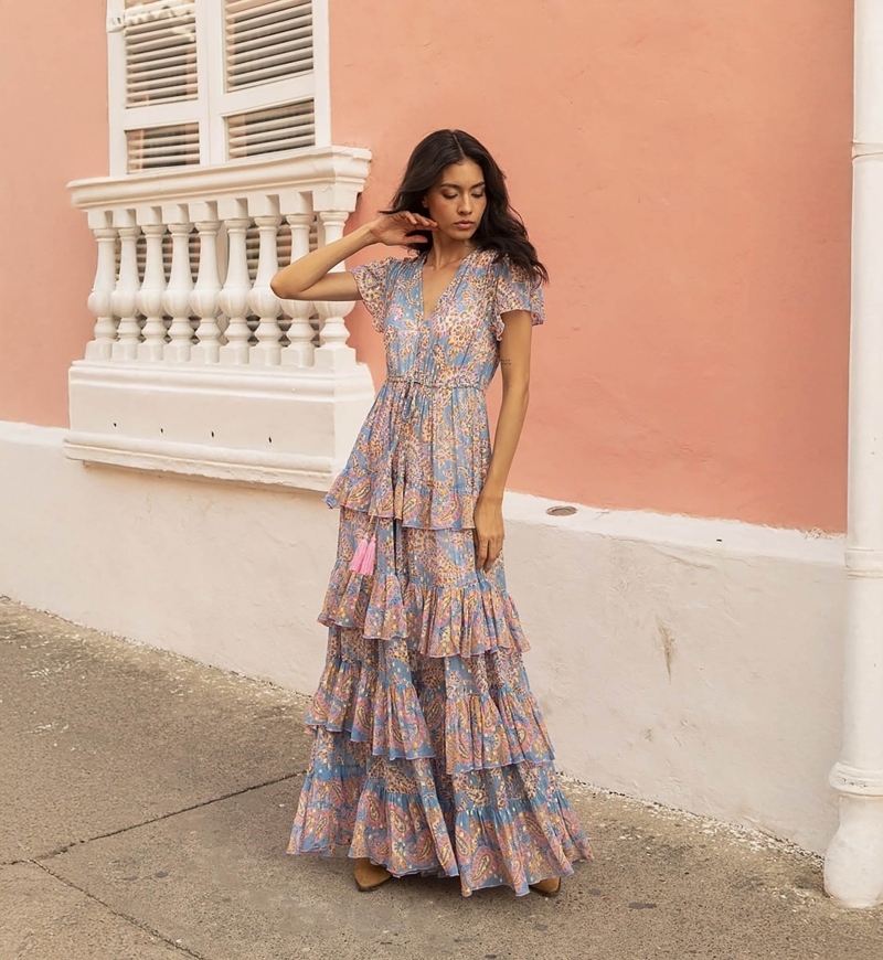 Vestido longo Anakarina - cor azul - motivos em rosa e dourado - drapeado fluido - babados delicados - Miss June Paris - 1