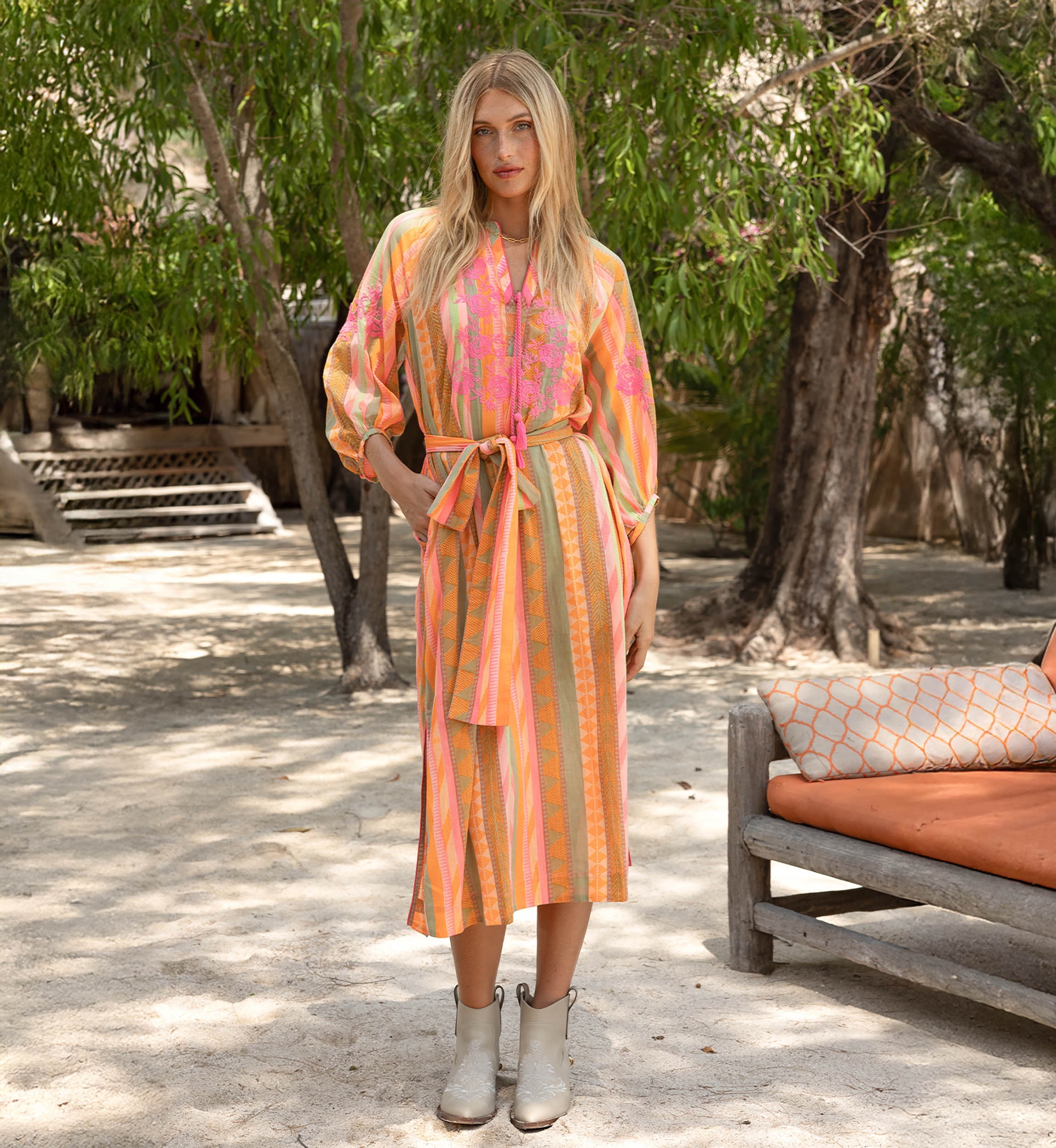 Langes Kleid Aiden - verziert mit Stickereien - 100 % Baumwolle - passender Gürtel - Miss June Paris - 2