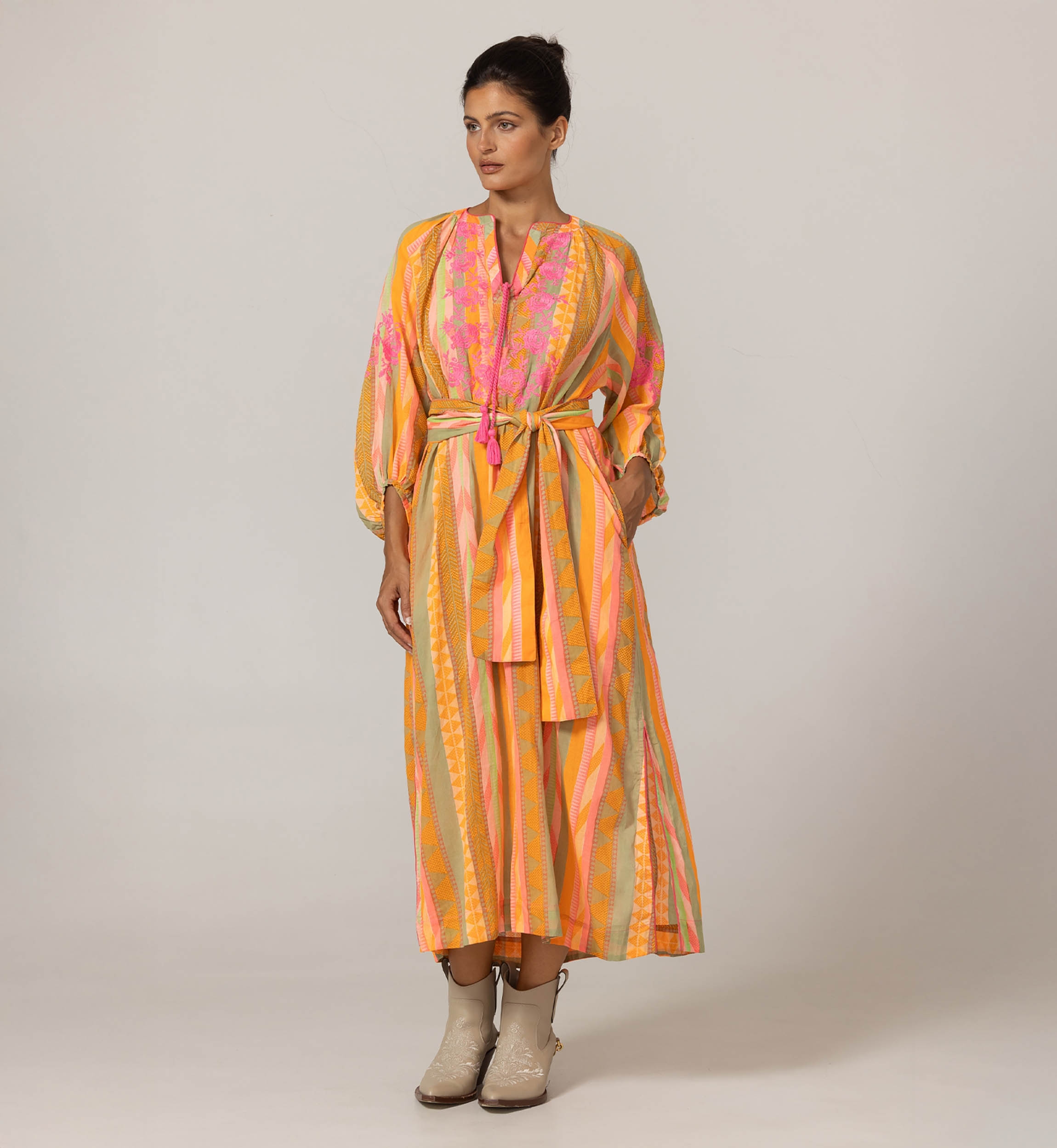 Langes Kleid Aiden - verziert mit Stickereien - 100 % Baumwolle - passender Gürtel - Miss June Paris - 3