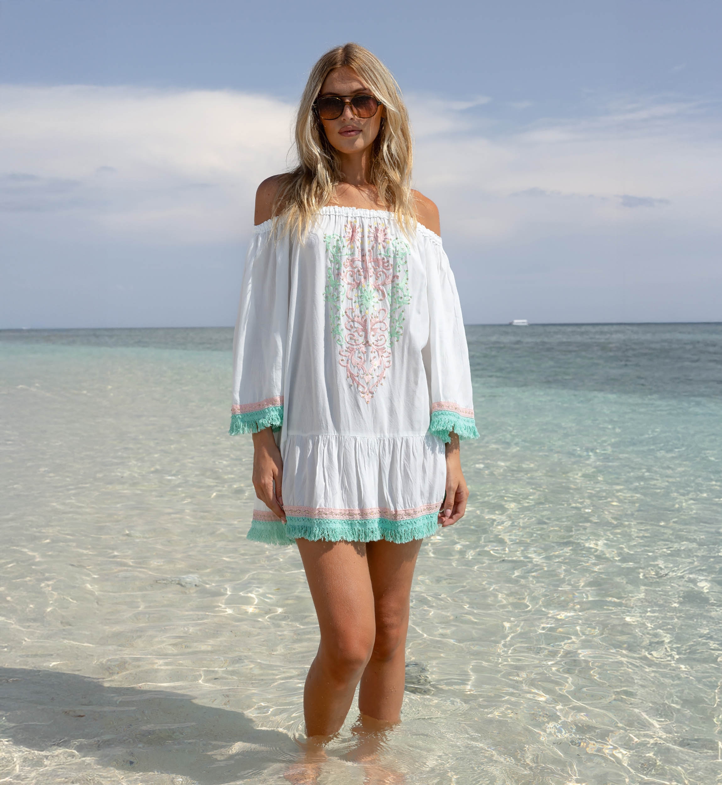 Abito Corto Azra: bianco - bustino ricamato - spalle scoperte - 100% Modal - frange in cotone - Miss June Paris - 1