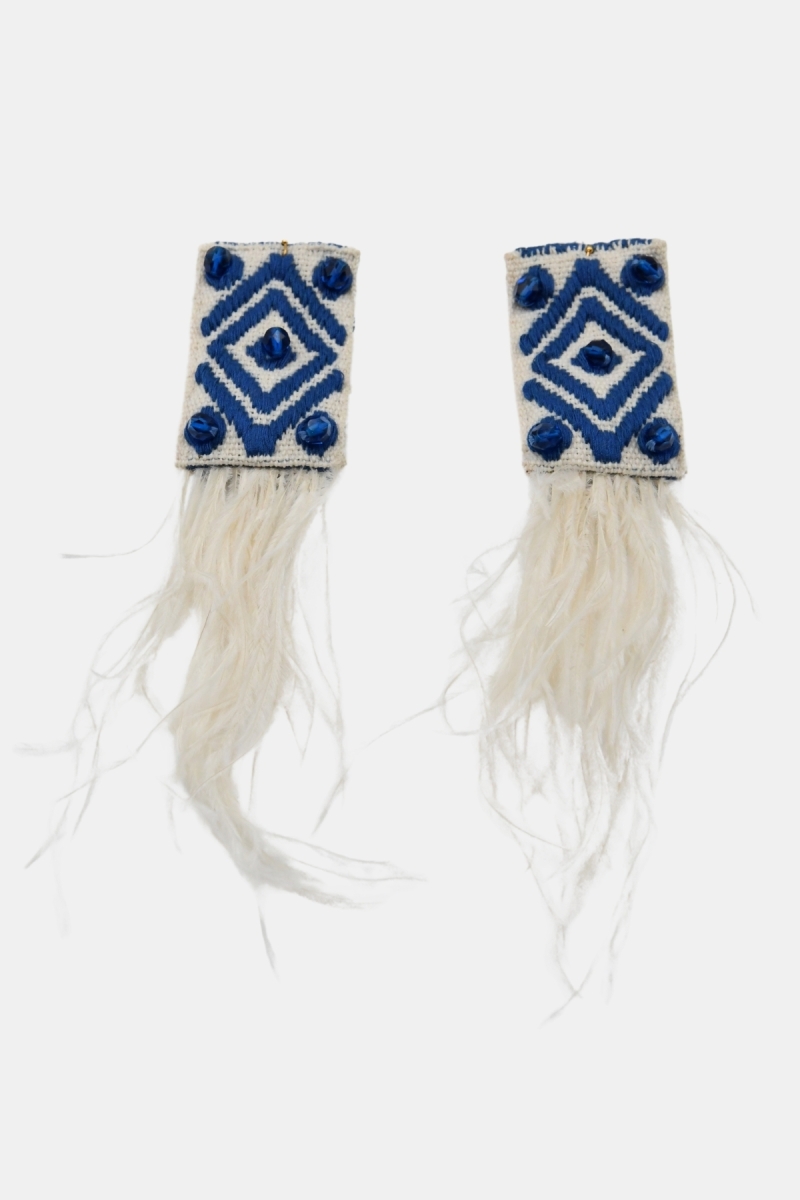 Brincos pendentes Flamingo – branco/azul – penas de avestruz – estilo boho chic – Miss June Paris – 1
4