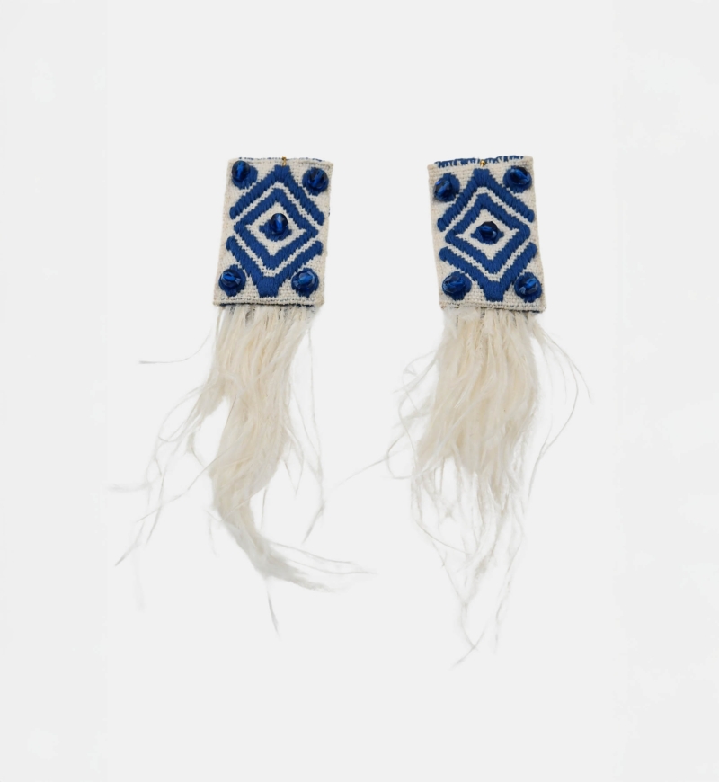 Pendientes colgantes Flamingo – blanco/azul – plumas avestruz – estilo bohemio – Miss June Paris – 4