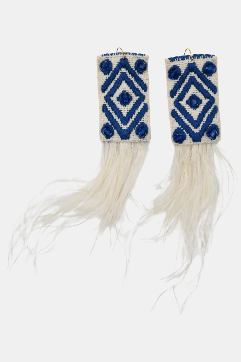 Brincos pendentes Flamingo – branco/azul – penas de avestruz – estilo boho chic – Miss June Paris – 1
5