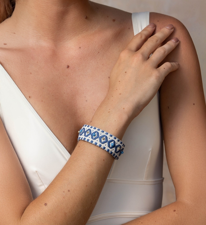 Bracciale a polsino Riviera – Bianco/Blu – Motivi geometrici – Perline dorate – Miss June Paris – 1