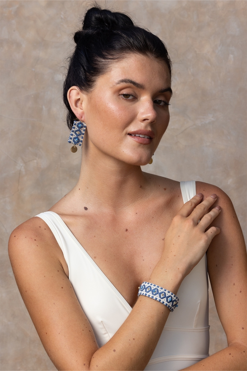 Pulseira tipo algema Riviera – Branco/Azul – Padrões geométricos – Contas douradas – Miss June Paris – 2