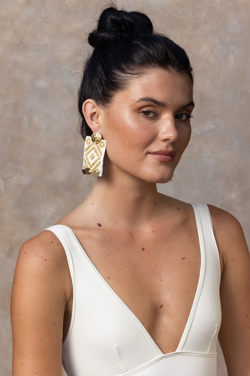 Orecchini pendenti Blusing – motivi dorati e bianchi – stile boho chic – Miss June Paris – 1