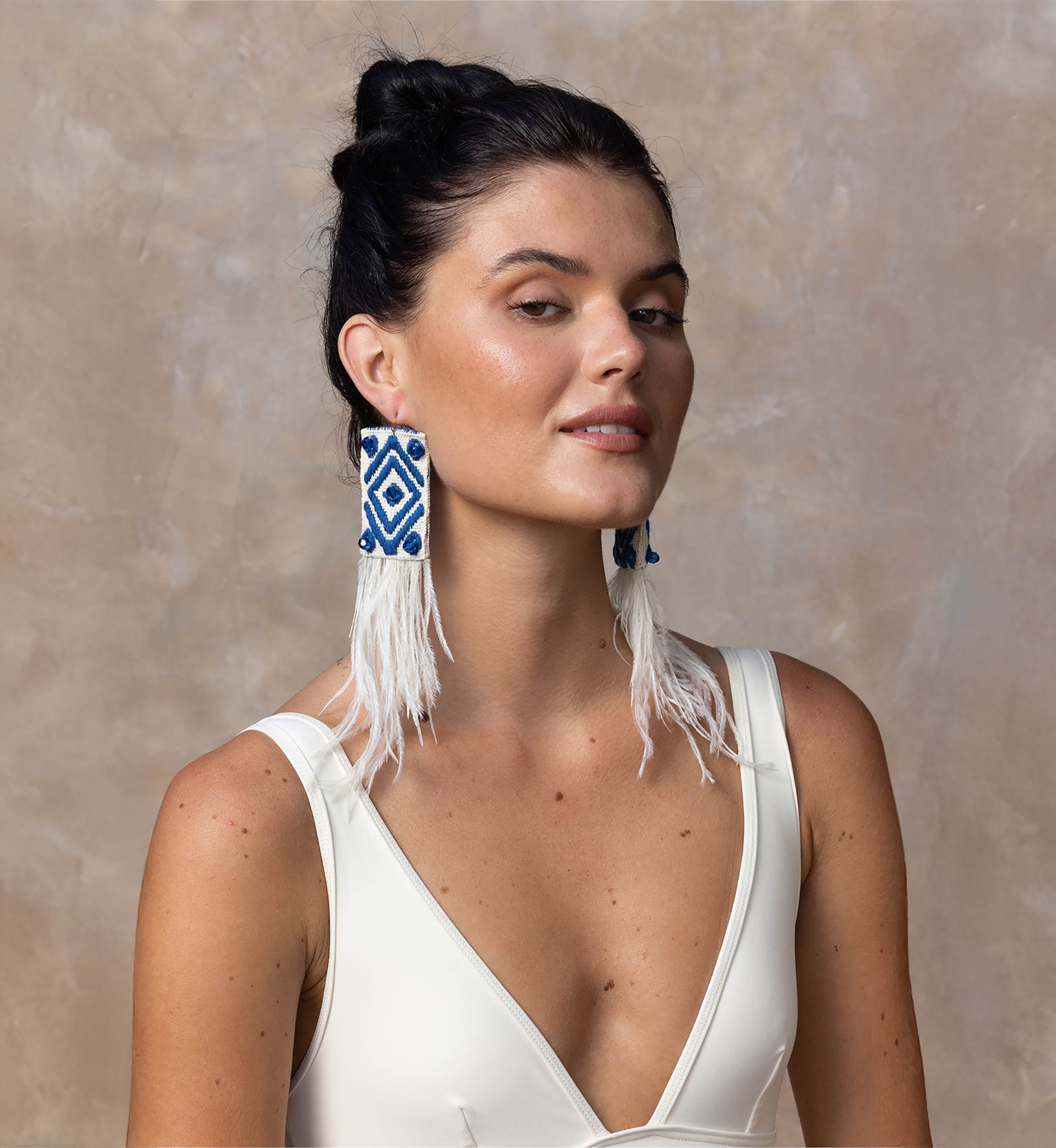 Brincos pendentes Flamingo – branco/azul – penas de avestruz – estilo boho chic – Miss June Paris – 1